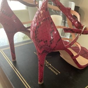 Zendaya 9.5 pink/black snake skin New